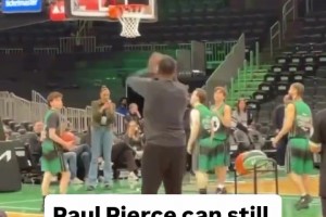 不愧是拿过三分大赛冠军的人！皮尔斯退役多年，功力犹存啊