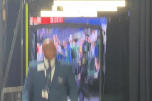 两战拿下96分！战胜湖人后，弗拉格一脸轻松走回更衣室