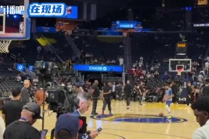 找找状态~库里热身投中圈三分！第二投就进了！